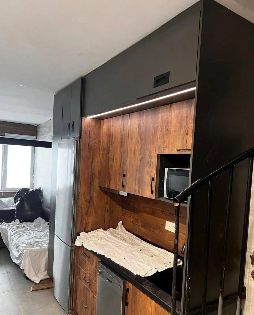 Mueble columna en madera y negro con hornos integrados
