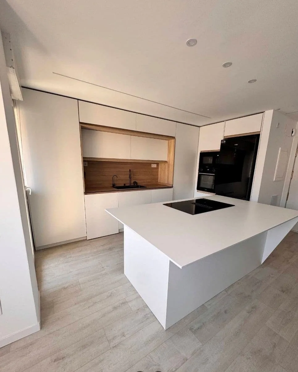 Cocina blanca con isla y vitrocerámica
