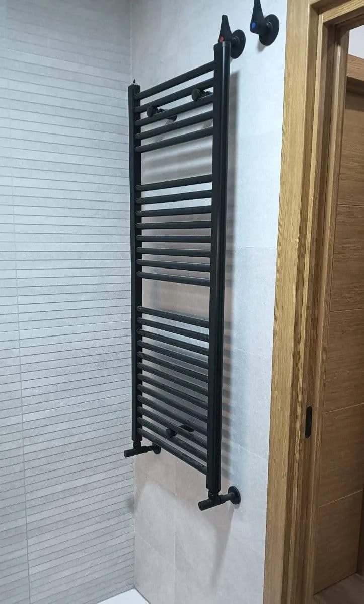 Toallero radiador negro mate en baño