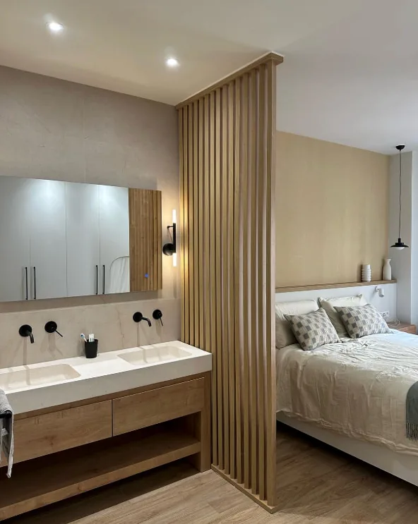 Separador de listones de madera entre baño y dormitorio