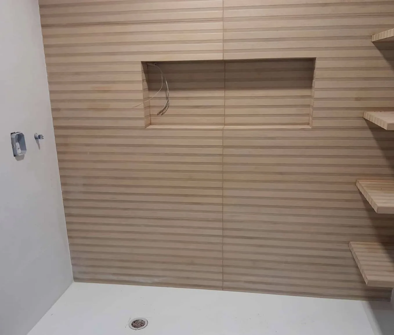 Baño con revestimiento efecto madera y hornacina